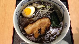 オシャレなビルの中にある美味しいラーメン屋