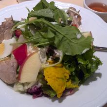 ランチメニュー、この日のメインのサラダ　
