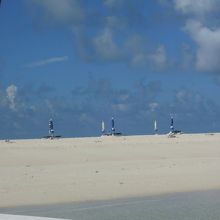 パラソル＆チェアが何組かあります