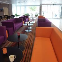 ロビーの様子。インテリアがカラフルでかわいい