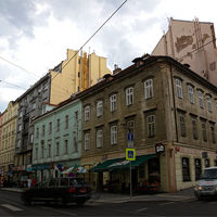 角から二軒目の　薄青っぽい建物