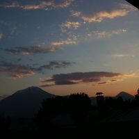 客室の窓から眺める、夜明け前のアララット山。