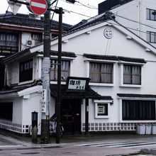 喫茶まるもの裏に旅館があります。