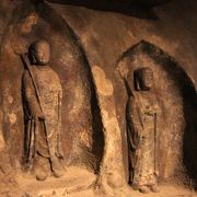 仏像ファンは必見！鎌倉時代より現代に残された岩に彫られた仏像の姿