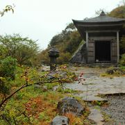 火山岩に彫り込まれた石仏-六道地蔵