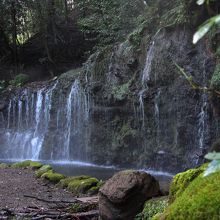 朝、気温が低く滝から白い湯気が上がる