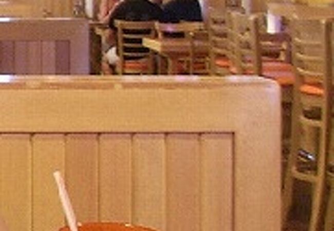 少し分かりずらい通りから奥まった場所にある、グアムにもあったフーターズ、少しレベルは落ちるかも