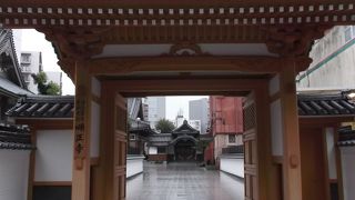 喧騒の国体通りに面し、落ち着いた寺院