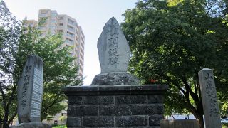 変遷を見続けた石碑