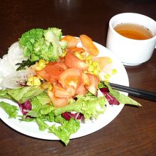 ランチセットのサラダバイキングとスープバイキング