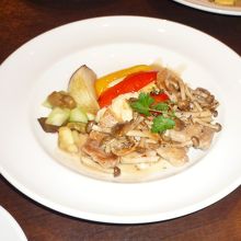 メインのイベリコ豚のステーキ　ポルチーニ香る茸のソース 