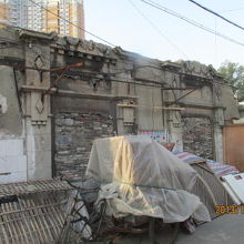 取り壊され壁だけ残る。