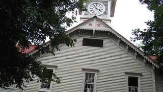 ビルの谷間のレトロな建物