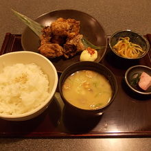 塩麹ザンギ定食（ザンギは鶏肉の唐揚を指します）