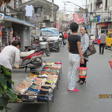 おまるを持って立ち話。