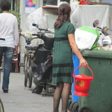 おまるを持ってごみを捨てる。