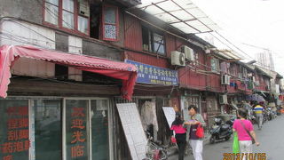 上海の下町・蓬莱路は毎朝、小便池におまるを持って行く姿が目に映ります。