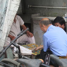 道端で老人が遊んでいます。