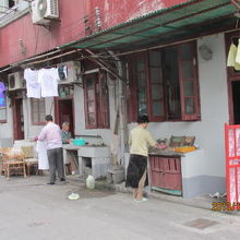 外の台所で調理してます。