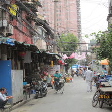 ふるい家が並ぶ。