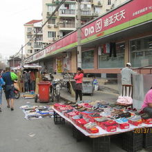 商店街が並ぶ。