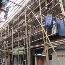 竹の足場でリホーム中