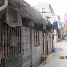 崩れた家並。