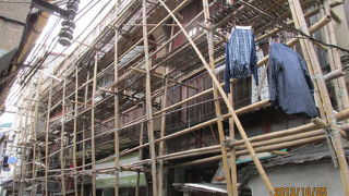 上海の下町・梅家街の路地は洗濯物が頭上に翻り、自転車置き場になり狭い路地がより狭くなる。