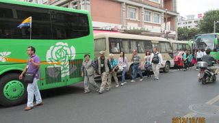 上海の下町・三牌楼路は復興東路から団体観光客が豫園へ行く玄関口です。