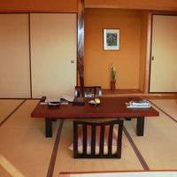 お部屋は、珪藻土の壁、天然木を使った居心地の良い10畳の和室