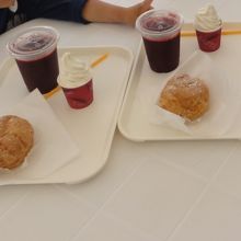 シュークリームとソフトクリームとジュース