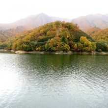 紅葉の奥只見湖