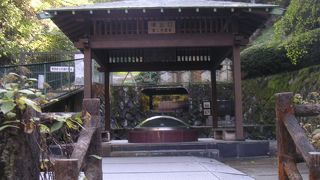 まさに「コンコンと沸き出でる」源泉