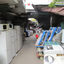 狭い路地の両側が家電中古市場。