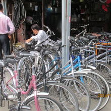 自転車屋もあります。