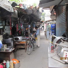 狭い路地に店が並ぶ。