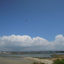飛行機が次から次へと通過します。
