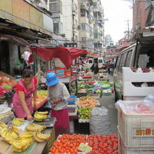 商品が道路を占拠してます。