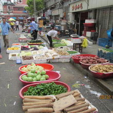 地面に並べて売ってます。
