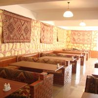 屋内の食堂。晴れているとみんな外で食事をするのでがら空き。