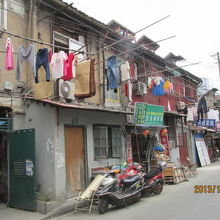 ２階建ての長屋。