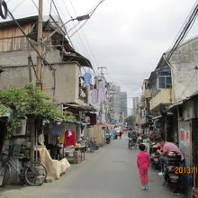 崩れそうな家並。