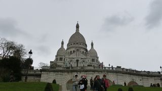 丘の上に建つ白い寺院