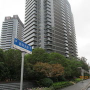 上海の十六舗・新碼頭路は道の片側は高層ビル、片側は空き地に成ってます。