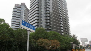 上海の十六舗・新碼頭路は道の片側は高層ビル、片側は空き地に成ってます。