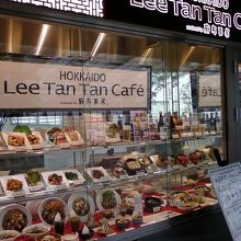 お店の入り口そばです。