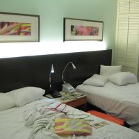 ベッドの間にはアイポッドのドックがあります