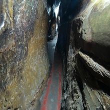 細長い通路。とても狭いです