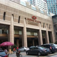 正面玄関、広い駐車スペース