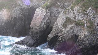 ダイナミックな玄武岩の柱状節理